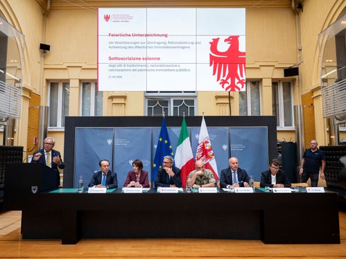 Da sinistra il segretario generale Eros Magnago, il questore Giuseppe Ferrari, il commissario del Governo Maddalena Travaglini, il presidente della Provincia Arno Kompatscher, il capo di Stato Maggiore dell'Esercito Carmine Masiello, il segretario generale della Difesa Fabio Mattei e il direttore dell'Agenzia del Demanio Alessandra dal Verme. (Foto: USP/Fabio Brucculeri)