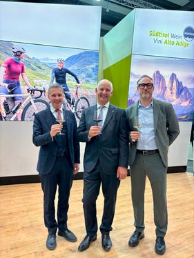 Allo stand di IDM e Consorzio vini Alto Adige (da sinistra): l'assessore provinciale Luis Walcher, Michael Bradlwarter e il presidente del consorzio Andreas Kofler. (Foto: USP/Sabine Pitscheider)

