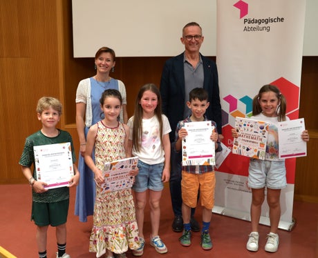 Prämierungsfeier Känguru der Mathematik 2026: 3. Klasse Grundschule – Kategorie Ecolier (von links): Victor Oberrauch, Nina Da Col, Karolin Hellweger, Thomas Antonello, Astrid Daldos, dahinter Landesschuldirektorin Sigrun Falkensteiner und Abteilungsdirektor Martin Holzner (Foto: LPA/Deutsche Bildungsdirektion/Margit Pichler)