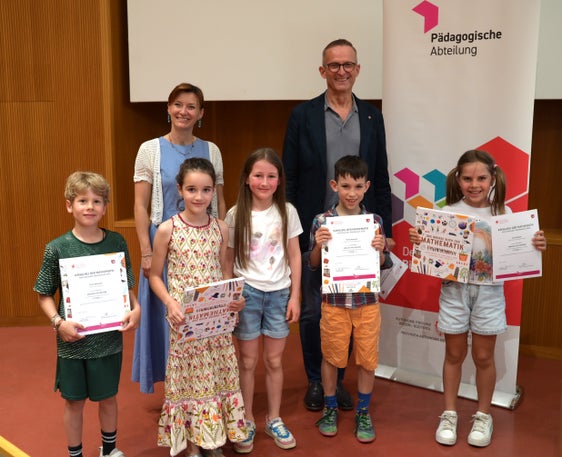 Prämierungsfeier "Känguru der Mathematik" 2026: 3. Klasse Grundschule – Kategorie Ecolier (von links): Victor Oberrauch, Nina Da Col, Karolin Hellweger, Thomas Antonello, Astrid Daldos, dahinter Landesschuldirektorin Sigrun Falkensteiner und Abteilungsdirektor Martin Holzner (Foto: LPA/Deutsche Bildungsdirektion/Margit Pichler)