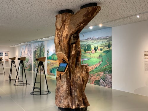 Animierte Fernrohre und interaktives Landschaftsspiel: Die Dauerausstellung ist im unteren Stock des neuen Naturparkhauses Schlern-Rosengarten untergebracht. (Foto: Seiser Alm Marketing)  