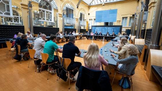 Das Treffen mit den Vertretern der Schulgewerkschaften fand im Innenhof des Palais Widmann statt. (Foto: LPA/Fabio Brucculeri)