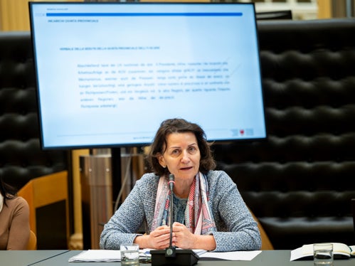 Petra Mahlknecht, Generaldirektorin der Agentur für öffentliche Verträge, erklärte, dass die Gesamtauswirkungen auf die Kosten für öffentliche Bauarbeiten trotz einzelner Preisanpassungen sehr gering sind. (Foto: LPA/Fabio Brucculeri)