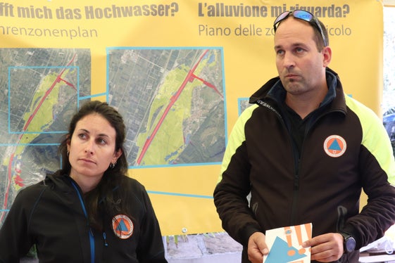 Ilaria Folie und Jonas Hochkofler von der Agentur für Bevölkerungsschutz haben die Bevölkerung beim Hochwassertag am 11. Oktober in Neumarkt über den Gefahrenzonenplan informiert. (Foto: LPA/Maja Clara)