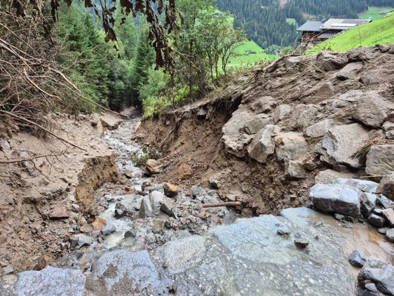 Nell'immagine è visibile l'entità dell'erosione a valle della serie di briglie sul Weiderbach. (Foto: USP/Ufficio Sistemazione bacini montani Est)