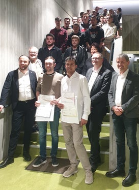 Diplomverleihung am Berufsbildungszentrum Luis Zuegg&nbsp;in Meran: Gruppenbild mit Landesrat Philipp Achammer (vorne links). (Foto: LPA/Berufsbildungszentrum Meran)