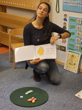 Zum Programm der Delegation aus der Republik Moldau gehörte auch eine Hospitation im Kindergarten Scurcià in St. Ulrich in Gröden. (Foto: LPA/Direktion Ladinische Bildung und Kultur)