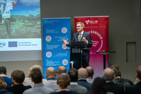 Il presidente dell'Euregio e della Provincia autonoma di Bolzano, Arno Kompatscher: “Se miglioriamo l'informazione sui sentieri escursionistici, potremo rendere più sicura l'esperienza dell'escursionismo di frontiera nei territori dell'Euregio”. (Foto: USP/Daniel von Johnston)