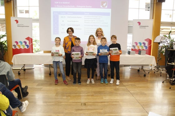 Zu den Bestplatzierten der 3. Klasse Grundschule gehören Emil Lorenzin Rainer, Anna Burgmann, Jonas Gutmorgeth, Maximilian Micheler, Greta Festi. (Foto: LPA/Verena Hilber)