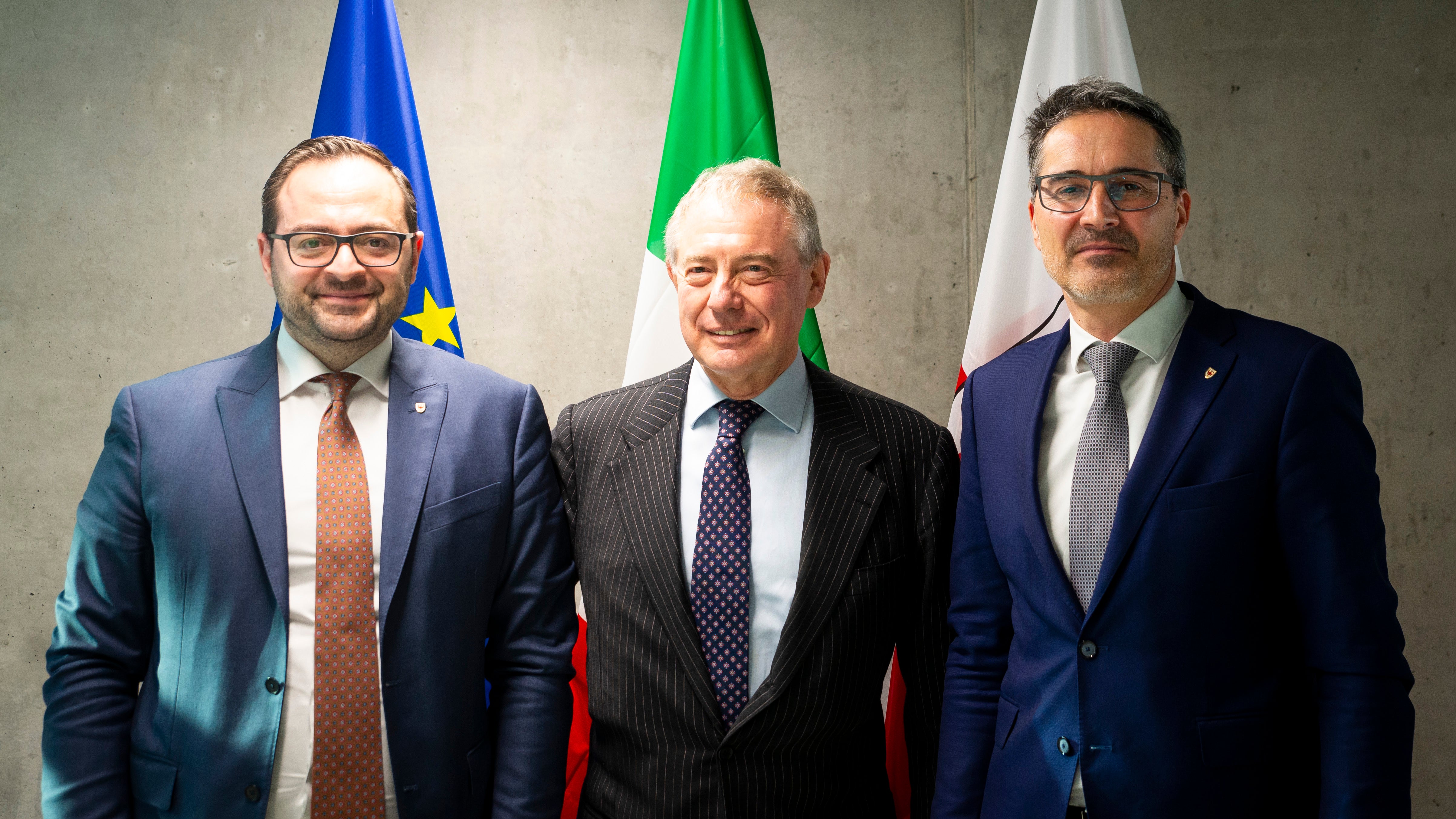 Da sinistra il vicepresidente della Provincia Marco Galateo, il ministro delle Imprese e del Made in Italy Adolfo Urso e il presidente della Provincia autonoma di Bolzano, Arno Kompatscher. (Foto: ASP/Fabio Brucculeri)