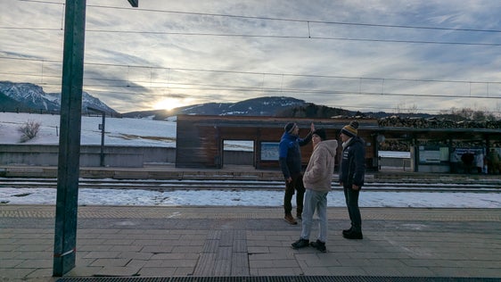 Der Bahnhof in Olang wird während der Olympischen Winterspiele zu einem zentralen Knotenpunkt der öffentlichen Mobilität. Landesrat Daniel Alfreider (am Bahngleis links) und SIMICO-Ceo&nbsp;Fabio Massimo Saldini (am Bahngleis rechts) waren auf Stippvisite am Bahnhof. (Foto: LPA/Ingo Dejaco)