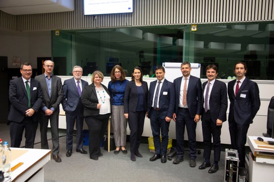 Da sinistra a destra: Heinrich Tschigg, AGB/CAB, Eddy Liegeois, Commissione europea, Pat Cox, Commissione europea, Bianca Jitea, Commissione europea, Lucy Tober, Comitato europeo delle Regioni, Barbara Thaler, Membro del Parlamento europeo, Alberto Milotti, Consorzio Zai/Quadrante Europa, Daniel Alfreider, assessore alla mobilità della Provincia di Bolzano, Antonello Fontanili, Uniontrasporti, Lorenzo Modena, Open Move (Foto: Demi Alvarez)