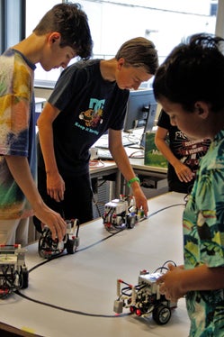 I giovani appassionati di tecnologia e robotica hanno potuto mettere in pratica la loro conoscenza dei robot nell'ambito dell'offerta dell'associazione Jukas di Bressanone (Foto: ASP/Greta Stuefer)