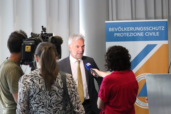 L'assessore Arnold Schuler nel corso della conferenza stampa odierna (Foto: ASP/Maja Clara)