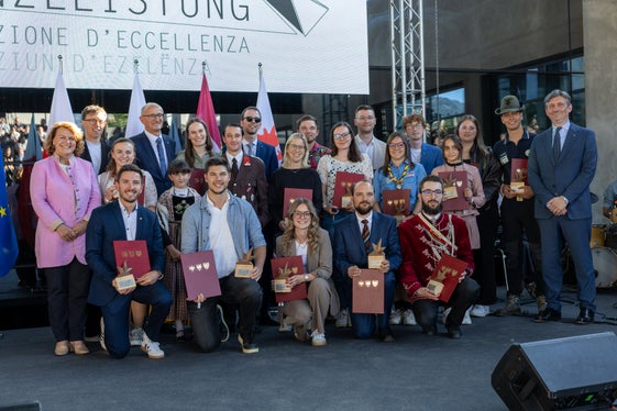 Quest'anno 21 giovani donne e uomini provenienti dall'Alto Adige, dal Tirolo e dal Trentino sono stati insigniti del premio “Prestazione d'eccellenza - il volontariato giovanile”. (Foto: USP/Bernhard Aichner)