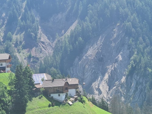 Das abgebrochene Material ging auf unbewohntes Gebiet nieder und blieb im Pikoleinbach liegen. (Foto: LPA/ Landesamt für Wildbach- und Lawinenverbauung Ost in der Agentur für Bevölkerungsschutz)
