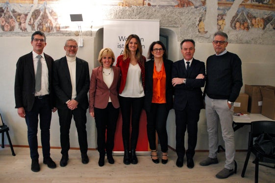 Wohnbaulandesrätin Deeg (3.v.l.) mit den Spitzen des Wohnbauinstituts: Vizepräsident Heiner Schweigkofler, Dietmar Hafner (Direktor technische Dienste), Präsidentin Francesca Tosolini, Verwaltungsrätin Sabine Fischer, Generaldirektor Wilhelm Palfrader und Gianfranco Minotti (langjähriger Direktor technische Dienste). (Foto: LPA/Greta Stuefer)