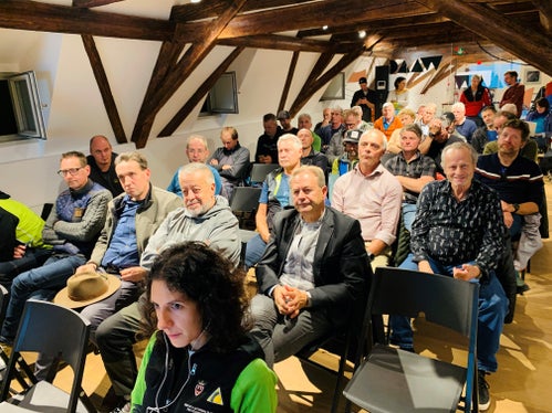 I rappresentanti delle Commissioni valanghe comunali dei tre territori si sono incontrati nella sede dell'Euregio a Bolzano per discutere i prossimi passi del progetto Cairos. (Foto: Euregio)