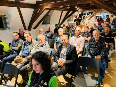 Vertreterinnen und Vertreter der Gemeindelawinenkommissionen aller drei Länder&nbsp;tauschten sich am Euregio-Sitz in Bozen über die nächsten Schritte beim Projekt Cairos aus. (Foto: Euregio)