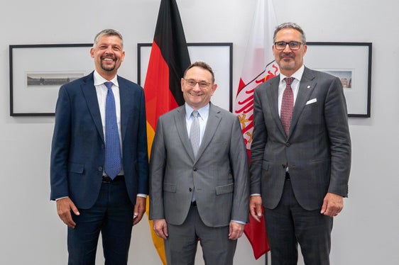 Gemeinsamer Austausch zu Mobilitätsthemen: (von links) Landesrat Daniel Alfreider, Parlamentarischer Staatssekretär Ulrich Lange, Landeshauptmann Arno Kompatscher. (Foto: LPA/Greta Stuefer)