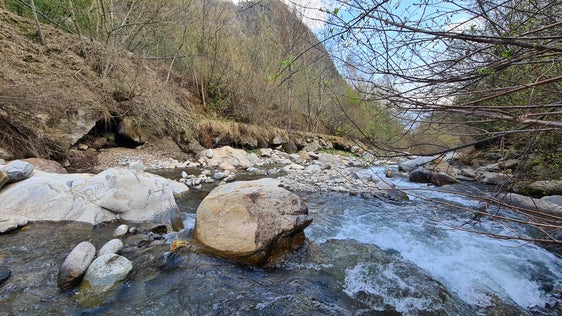 Il Rio di Senales, all’altezza del depuratore e dell’adiacente centro di riciclaggio nonché del vicino laghetto dell’Associazione pescatori di Senales, prima dei lavori (Foto: ASP/Ufficio Sistemazione bacini montani ovest)