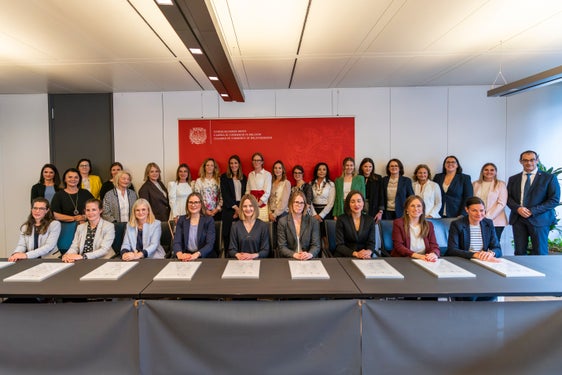 20 donne hanno ora gli strumenti necessari per operare con successo in un consiglio di amministrazione: il 23 maggio sono stati consegnati i certificati del 12esimo corso per aspiranti consigliere di amministrazione. (Foto: USP/Daniel von Johnston)