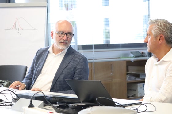 Esempi di buone pratiche presentati e discussi: il direttore dell'Associazione degli istituti cantonali di assicurazione Michael Wieser (a sinistra) e il direttore del Centro Funzionale provinciale Willigis Gallmetzer (Foto: ASP/Maja Clara)