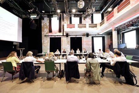 Zwischen Südtirol und Graubünden besteht eine lange Freundschaft: Eine Delegation der Südtiroler Landesregierung traf sich heute (29. Juni) in Schlanders zu einem freundschaftlichen Austausch mit der Regierung des Kantons Graubünden. (Foto: LPA/Alan Bianchi)
