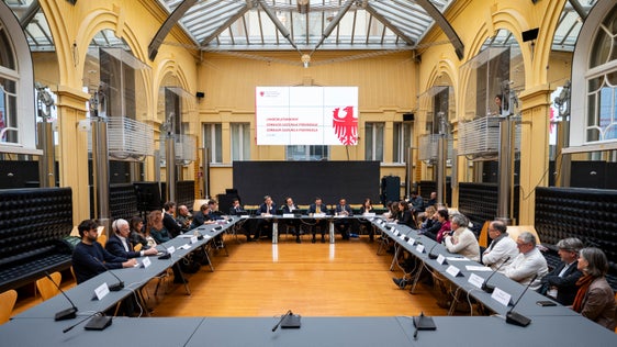 Die Beiräte setzen sich aus Fachpersonen verschiedener Bereiche zusammen, zum Beispiel Musik, Theater, Tanz, Literatur, bildende Kunst, Design, Museen, kulturelle Bildung, Brauchtum und Jugendkultur. Sie geben Stellungnahmen zu kulturellen Projekten ab, beraten die Landesregierung und begleiten die kulturelle Entwicklung in Südtirol. (Foto: LPA/Fabio Brucculeri)