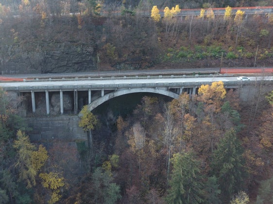 Die Landesregierung genehmigte die Änderung der technischen Merkmale sowie die Anpassung der veranschlagten Kosten für den Abbruch und den Neubau der Brücke an der Brixner Klause auf der Staatsstraße SS 12 in der Gemeinde Vahrn. Auf dem Foto ist die Brücke zu sehen, die neu errichtet wird. (Foto: LPA/Technisches Straßenamt)