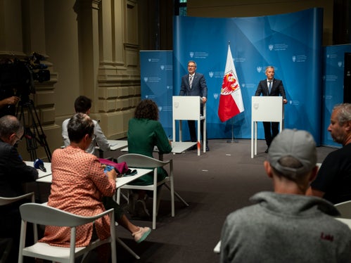 Landeshauptmann Arno Kompatscher (im Bild links) und Peter Brunner, der Landesrat für Umwelt-, Natur- und Klimaschutz, sowie Energie, Raumentwicklung und Sport, zeigten sich überzeugt, dass Agrivoltaik-Anlagen einen weiteren Beitrag zum Erreichen der Klimaziele in Südtirol leisten können. (Foto: LPA/Fabio Brucculeri)