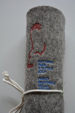 Regionale Kreisläufe fördern: Die zusammenrollbare Sitzunterlage aus Filz aus heimischer Wolle ist in den Besucherzentren des Nationalparks Stilfserjoch erhältlich. (Foto: LPA/Marcella Morandini) 