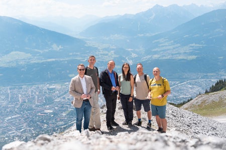 Stellten die Digiway-Ergebnisse vor: (von links) Landeshauptmannstellvertreter Philip Wohlgemuth, Klaus Pietersteiner (Abteilung Waldschutz), Landeshauptmannstellvertreter Josef Geisler, Projektkoordinatorin Lucia Felbauer, GIS-ExperteChristoph Kovacs und Sport-Experte Christoph Höbenreich (alle Land Tirol). (Foto: Land Tirol/Christanell)
