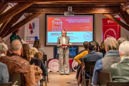 Landesrätin Magdalena Amhof (stehend): Rai Documentari wirft mit diesem Film den Blick auf das Verbindende zwischen zwei großen Kulturräumen im Herzen Europas. (Foto: LPA/Daniel von Johnston)