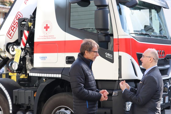 Wichtiges Material und Ausrüstung zum Schutz der Bevölkerung ist nötig, um Krisensituationen zu bewältigen und bedarf der Unterstützung durch die öffentliche Hand: der Präsident des Italienischen Roten Kreuzes Rosario Valastro (rechts) mit dem Direktor der Agentur für Bevölkerungsschutz Klaus Unterweger (Foto: LPA/Maja Clara)