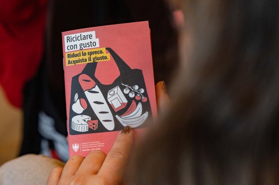 Con la campagna “Riduci lo spreco. Acquista il giusto” si vuole sensibilizzare l’opinione pubblica sul tema dello spreco alimentare e su come evitarlo. (Foto: USP/Greta Stuefer)