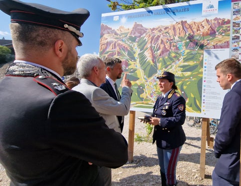 Carabinierimajor Innocenzo Colonna, Bürgermeister Friedrich Mittermair, Landesrat Daniel Alfreider, die Leiterin der Verkehrspolizei in Südtirol Katia Grenga und Landesmobilitätsplaner Michael Angergassen besprechen das Mobilitätsmanagement für das Pragser Tal. (Foto: LPA/Angelika Schrott)