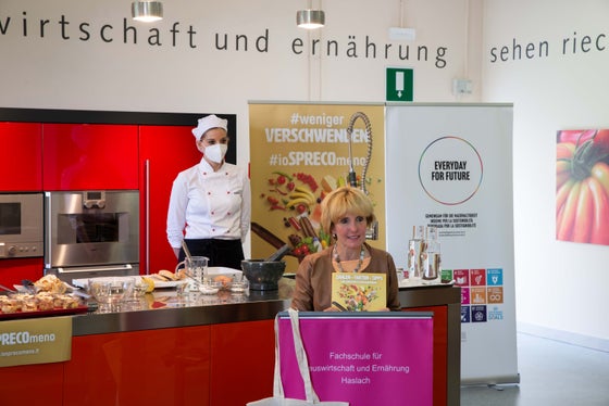 Soziallandesrätin Waltraud Deeg stellte die Initiative vor, Kochlehrerin Martina Gögele zeigte vor, welch Köstlichkeiten aus nicht mehr ganz frischen Lebensmitteln gemacht werden können. (Foto: LPA/Greta Stuefer) 