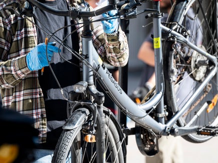 Che si tratti di una foratura nella camera d’aria, di un fanale rotto o di un cambio difettoso, per le piccole riparazioni l’officina mobile di riparazione biciclette della Provincia, in collaborazione con la cooperativa sociale Novum, è a disposizione in 15 comuni altoatesini. (Foto: USP/Fabio Brucculeri)
