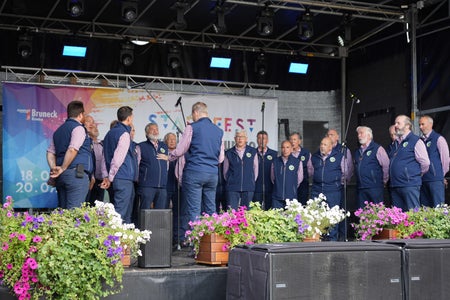 Auftritt des Chores Valbronzale aus dem Trentino auf der Eurgio-Festbühne in Bruneck. (Foto: Euregio)