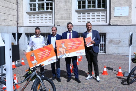 Haben das Safety Education-Paket vorgestellt: (v.l.) Sta-Direktor Joachim Dejaco, die Landesräte Giuliano Vettorato und Daniel Alfreider sowie Sefety-Park-Direktor Lukas Nothdurfter. (Foto: LPA/Patrick Thaler)