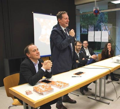 Durch die Sanierung des Gebäudes der Ex-Staatstelefone soll auch das Stadtviertel, in dem es liegt, eine Aufwertung erfahren, so LR Bessone (im Bild stehend bei der Eröffnung des Coworking-Zentrums DRIN im Jahr 2019). (Foto: LPA)