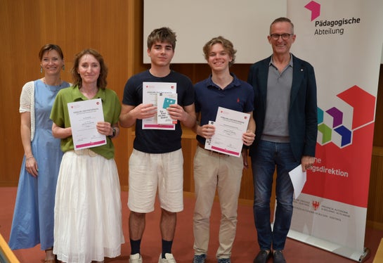 Prämierungsfeier Känguru der Mathematik 2026: 4. Klasse Oberschule – Kategorie Student (von links): Landesschuldirektorin Sigrun Falkenstener, Lehrerin in Vertretung für die abwesenden Schüler Leo Zimmerhofer und Patrick Jaider, Ilia Pigneter, Valentin Kompatscher, Alexander Noah Benjamin Podini, Abteilungsdirektor Martin Holzner (Foto: LPA/Deutsche Bildungsdirektion/Margit Pichler)