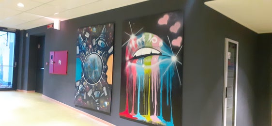 Graffiti realizzati dai ragazzi dei corsi per il commercio e i servizi d'impresa hanno affrescato l'edificio della scuola professionale Luis Zuegg di Merano (Foto: ASP/Scuola professionale Luis Zuegg)