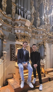 Die Wertungsspiele in der Kategorie Orgel konnten an der Orgel im Dom zu Brixen ausgetragen werden. Bundessieger in der Kategorie Orgel AG II: Professor Michael Schöch (links) mit Victor Aurel Veit, Tiroler Landeskonservatorium Innsbruck (Foto:LPA/privat)
