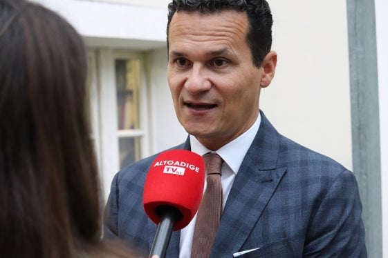 Bildungs- und Kulturdirektor André Comploi: Die Sprache ist das Herzstück der ladinischen Kultur, und von dort aus beginnen wir den Tag der ladinischen Kultur, um uns dann den vielen Ausdrucksformen unserer Kultur zu widmen.  (Foto: LPA/Maja Clara)
