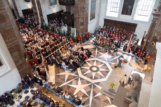 La cerimonia di consegna nella sala grande della Hofburg di Innsbruck (Foto: Land Tirol/Die Fotografen)