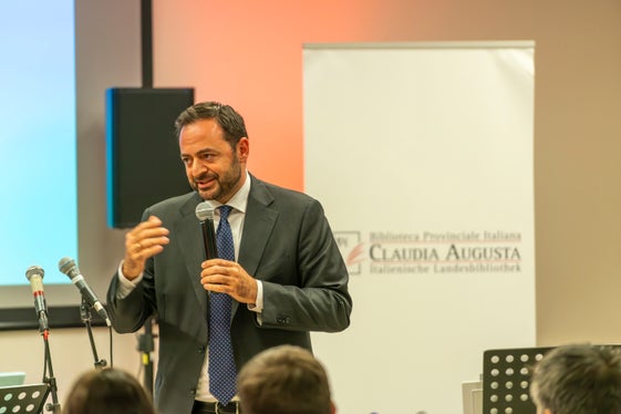 Jede preisgekrönte Arbeit trage zum Verständnis der Identität bei und fördere das Zugehörigkeitsgefühl, hielt Landesrat Marco Galateo bei der Preisverleihung fest. (Foto: LPA/Daniel von Johnston)