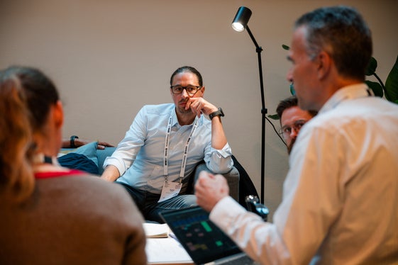 Drei Kleingruppen des EurgioLab beschäftigten sich mit Voraussetzungen für Infrastruktur, Daten und Datensicherheit, dem Einsatz von KI in der öffentlichen Verwaltung und der Vermittlung von KI-Kompetenzen. (Foto: EFA/Mandl)