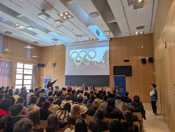 Il CTS Einaudi e il Coni altoatesino hanno radunato tantissime ragazze e ragazzi per una giornata di dialogo e riflessione sullo sport come sfida nella vita. Ospiti d'eccezione gli olimpionici Tania Cagnotto, Robert Oberrauch e Christoph Depaoli. (Foto: USP)